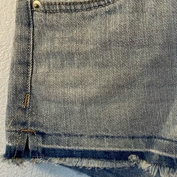 Levi’s High Rise Frayed Shorts in Faded Denim - Picture 4 of 10